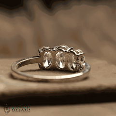 Anillo de compromiso exclusivo para mujer con moissanita ovalada de tres piedras y 1,62 TCW. Joya única. 