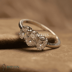 Anillo de compromiso exclusivo para mujer con moissanita ovalada de tres piedras y 1,62 TCW. Joya única. 