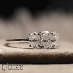 Anillo de compromiso exclusivo para mujer con moissanita ovalada de tres piedras y 1,62 TCW. Joya única. 