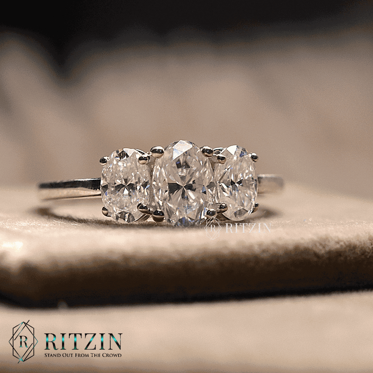 Anillo de compromiso exclusivo para mujer con moissanita ovalada de tres piedras y 1,62 TCW. Joya única. 