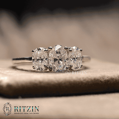 Anillo de compromiso exclusivo para mujer con moissanita ovalada de tres piedras y 1,62 TCW. Joya única. 